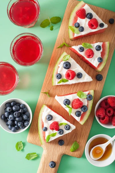 Yoğurt ve böğürtlenli karpuz pizza dilimleri, yaz tatlısı.