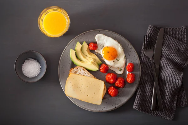 sahanda yumurta, avokado, domates sağlıklı kahvaltı için