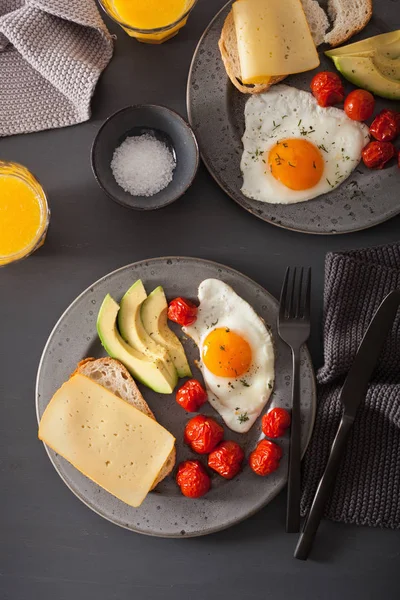 Яичница Авокадо Помидор Здоровый Завтрак — стоковое фото