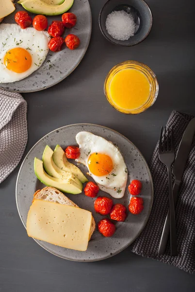 Oeuf Frit Avocat Tomate Pour Petit Déjeuner Sain — Photo