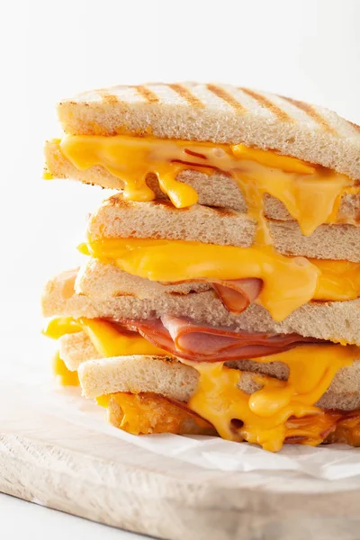 ハムとチーズのサンドイッチを焼き — ストック写真