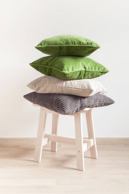 gri ve yeşil yastıkları rahat ev