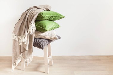 gri ve yeşil minderler, atmak. rahat ev