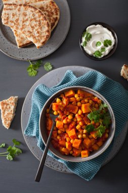 tatlı patates ve nohut naan ekmek ile köri