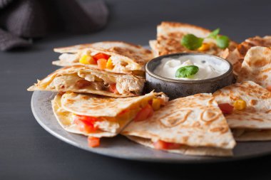 Mexican quesadilla tavuk, domates, Mısır ve peynir ile