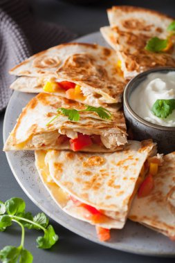 Mexican quesadilla tavuk, domates, Mısır ve peynir ile