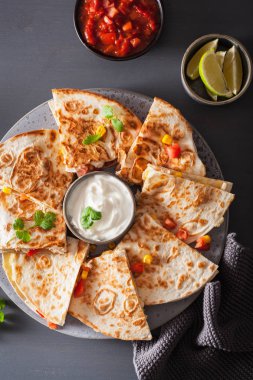 Mexican quesadilla tavuk, domates, Mısır ve peynir ile