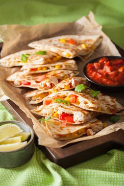 Mexican quesadilla tavuk, domates, Mısır ve peynir ile