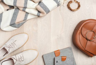 kadın düz lay elbise ayakkabı, eşarp, bilezik, çanta, tablet, smartlphone. Moda blog, Giysi, alışveriş