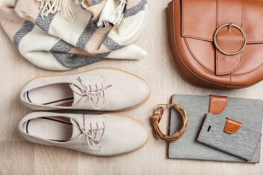 kadın düz lay elbise ayakkabı, eşarp, bilezik, çanta, tablet, smartlphone. Moda blog, Giysi, alışveriş