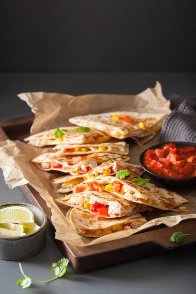 トマト スイート コーン チーズとメキシコのケサディア — ストック写真