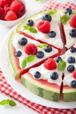 Yoğurt ve böğürtlenli karpuz pizza dilimleri, yaz tatlısı.