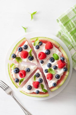 Yoğurt ve böğürtlenli karpuz pizza dilimleri, yaz tatlısı.