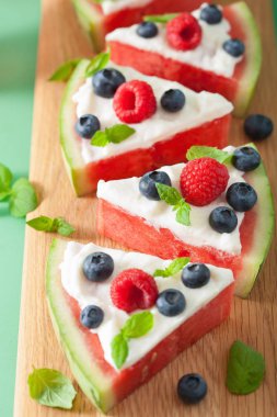 Yoğurt ve böğürtlenli karpuz pizza dilimleri, yaz tatlısı.
