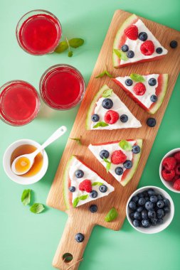 Yoğurt ve böğürtlenli karpuz pizza dilimleri, yaz tatlısı.