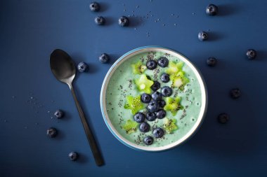 yaban mersini, kivi yıldız, chia tohum ile sağlıklı spirulina güler yüzlü kase
