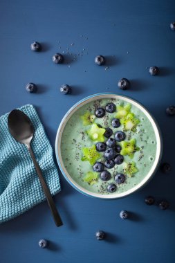 yaban mersini, kivi yıldız, chia tohum ile sağlıklı spirulina güler yüzlü kase