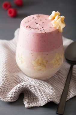 sağlıklı katmanlı ahududu muz smoothie cam