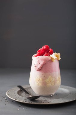 sağlıklı katmanlı ahududu muz smoothie cam