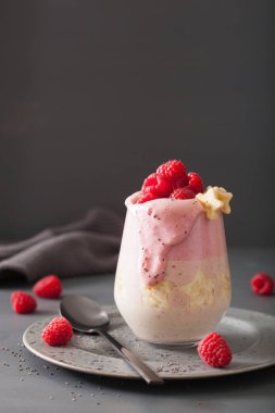 sağlıklı katmanlı ahududu muz smoothie cam