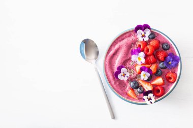 sağlıklı yaz meyve suyu kasesi çiçekler ve chia tohumu