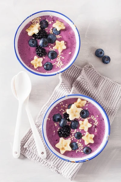 Gesunde Beeren Smoothie Schale Mit Banane Und Sesam — Stockfoto