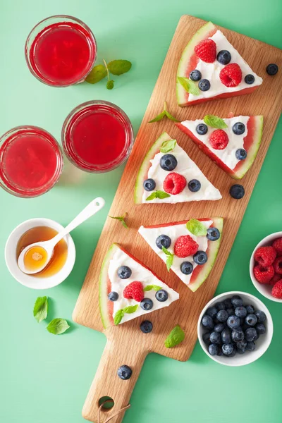 Yoğurt ve böğürtlenli karpuz pizza dilimleri, yaz tatlısı.