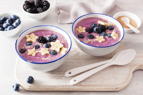 Friska Berry Smoothie Bowl Med Banan Och Sesam Frö — Stockfoto