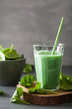 spirulina, chia tohumu, limon, elma ile yeşil ıspanak güler yüzlü