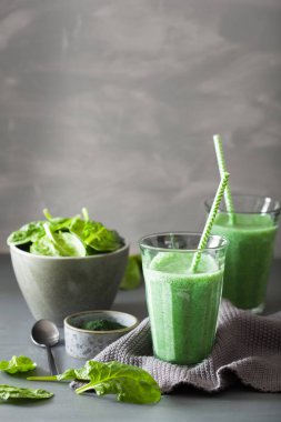 spirulina, chia tohumu, limon, elma ile yeşil ıspanak güler yüzlü