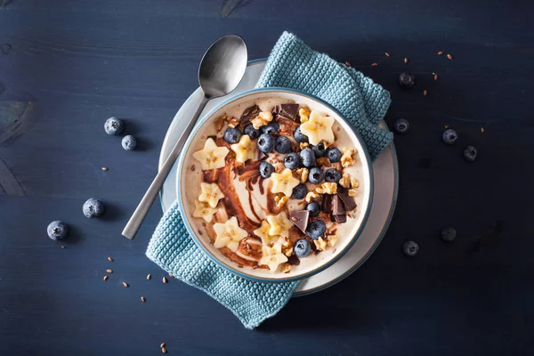 Friska Banana Smoothie Bowl Med Blåbär Choklad Valnötter — Stockfoto