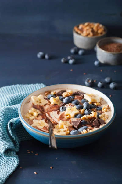 Friska Banana Smoothie Bowl Med Blåbär Choklad Valnötter — Stockfoto