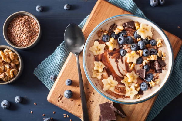 Friska Banana Smoothie Bowl Med Blåbär Choklad Valnötter — Stockfoto