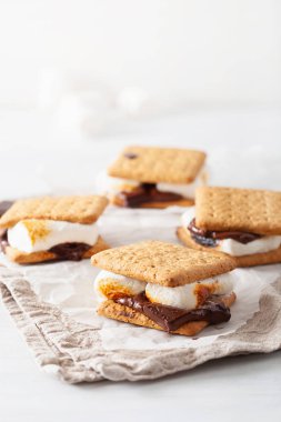 ev yapımı lokum şekerleme kraker çikolata ile