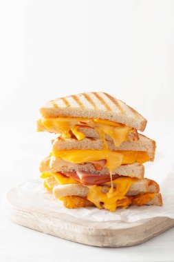 Kızarmış jambonlu ve peynirli sandviç.