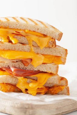 Kızarmış jambonlu ve peynirli sandviç.