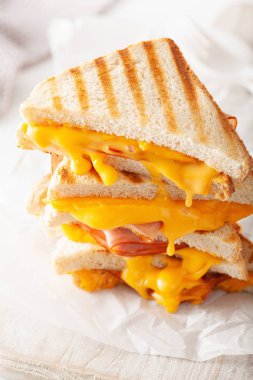 Kızarmış jambonlu ve peynirli sandviç.