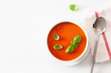 domates çorbası düz beyaz backgorund üzerinde yatıyordu