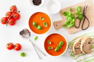 domates çorbası düz beyaz backgorund üzerinde yatıyordu