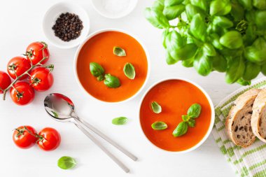 domates çorbası düz beyaz backgorund üzerinde yatıyordu