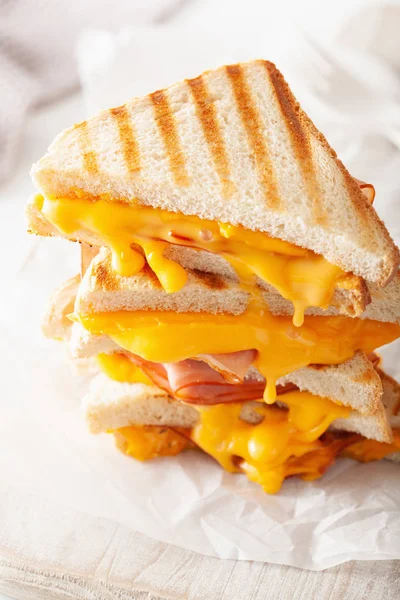 Kızarmış jambonlu ve peynirli sandviç.