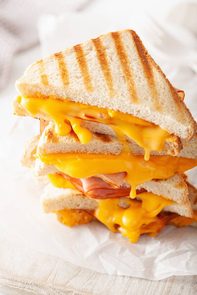 Сэндвич с ветчиной и сыром