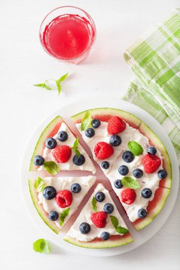 Yoğurt ve böğürtlenli karpuz pizza dilimleri, yaz tatlısı.