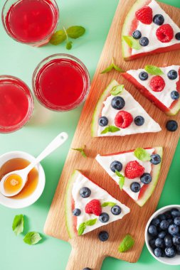 Yoğurt ve böğürtlenli karpuz pizza dilimleri, yaz tatlısı.