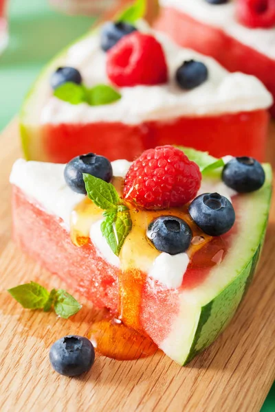 Wassermelonen Pizzascheiben Mit Joghurt Und Beeren Sommer Dessert — Stockfoto