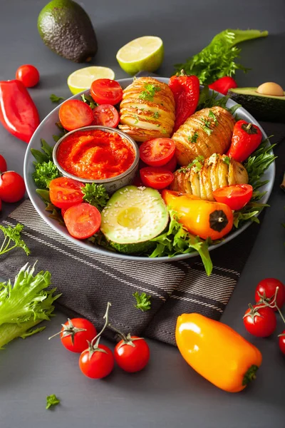 Vegan Buda Kase Hasselback Patates Avokado Domates Biber Biber Sosu — Stok fotoğraf