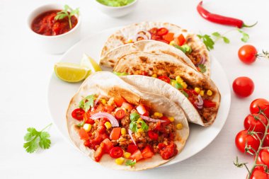 Meksika sığır eti ve domuz tacos salsa, guacamole ve sebze ile