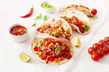 Meksika sığır eti ve domuz tacos salsa, guacamole ve sebze ile