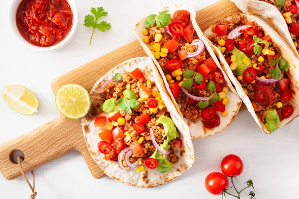 Tacos Mexicanos Ternera Cerdo Con Salsa Guacamole Verduras — Foto de Stock