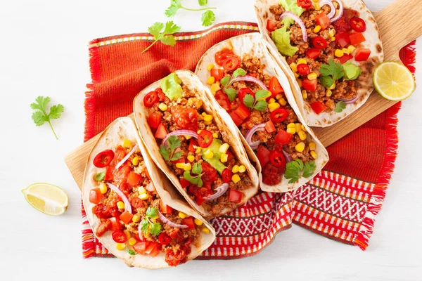 Mexikói Marha Sertéshús Taco Salsa Guacamole Zöldségekkel — Stock Fotó
